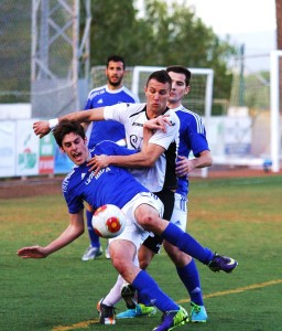 Edu Moral, delantero del Llosetense, en un partido frente al San Rafael. Foto: Fútbol Pitiuso