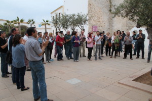 Medio centenar de personas asistieron al acto de homenaje. Foto: G.R.