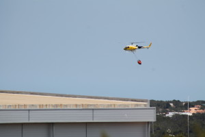 El helicóptero hidrante hizo varias descargas para apagar la llamas. Foto: G.R.