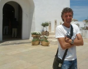 Luis Elcacho, este sábado, ante la iglesia de Sant Francesc Xavier