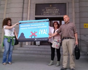 Miembros de la Alianza Mar Blava desplegando esta mañana una pancarta ante la sede del Ministerio de Medio Ambiente. 