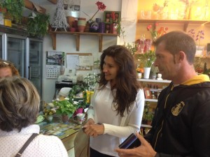 La candidata a la alcaldía de Vila por el PREF, Miriam Valladolid, en su visita a este barrio. 