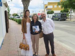 La candidata popular, Neus Marí, flanqueada por el conseller Vicent Roig y la modelo Ana Vide.