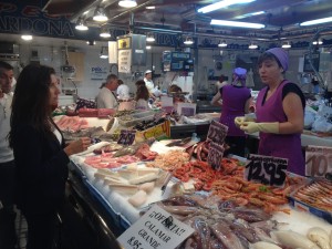 Miriam Valladolid durante su visita al Mercat Nou