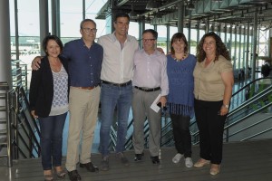 Pedro Sánchez rodeado por los candidatos del PSOE en Ibiza.