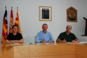 A la presentació han assistit el president del Consell de Formentera, Jaume Ferrer, la consellera de Comerç, Alejandra Ferrer i el president de la Petita i Mitjana Empresa de Formentera, Joan Costa Cardona.