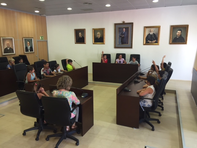 Los jóvenes ediles tomando posiciones en la sala de plenos de Sant Josep de sa Talaia. 