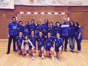 Santi Maíllo posa junto a las jugadoras del Blau Press Puchi infantil femenino.