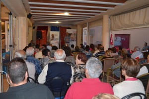 Los vecinos asistentes al encuentro con los candidatos socialistas. Foto: FSE-PSOE