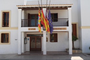 Banderas a media asta en el Consell de Formentera por la tragedia ocurrida en es Caló