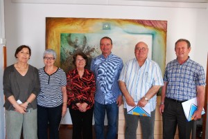 Jaume Ferrer i Dolores Fernández, amb representants dels quatre centres de majors de la illa.