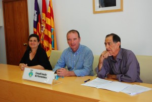 Momento de la firma del convenio entre el Consell y la Obra Cultural de Formentera