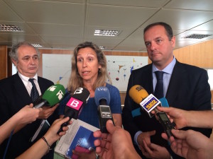 La consellera Carmen Ferrer y Antonio Deudero, esta mañana.