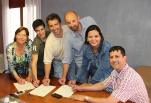 Los candidatos durante su firma ante notario.