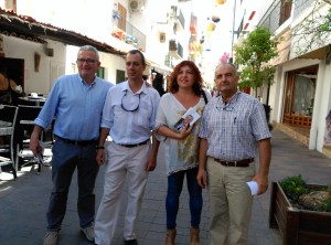 Los candidatos del PI durante su recorrido por las calles de Santa Eulària