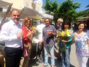 El alcalde de Santa Eulària, Vicent Marí, junto a los trabajadores del paseo.