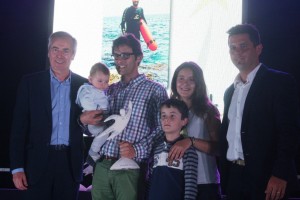 Juanjo Serra, junto a sus hijos, recibió una mención especial por su Reto Azul.