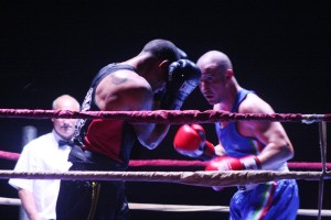 Carlos Tormo se protege durante su combate ante el madrileño Álex Guilabert.