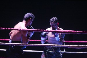 Víctor Bonet, a la derecha, durante su combate frente al gaditano Manuel Oliva. Fotos: C. V.