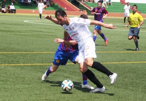 Piquero intenta irse de un defensa durante el partido ante el conjunto de Sa Pobla.