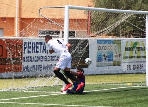 Dani Erencia, en el momento de lograr el 2-1 para la Peña ante el Poblense. Fotos: C. V.