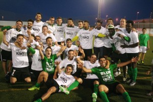 La plantilla del Sant Jordi celebra el título de la Liga Regional. Fotos: C. V.