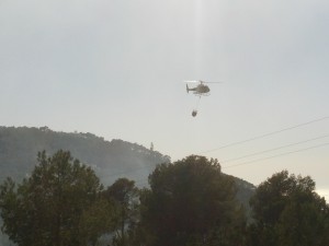 Helicóptero del Ibanat durante las labores de extinción