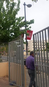 Propaganda en el exterior del CEIP Can Misses. 