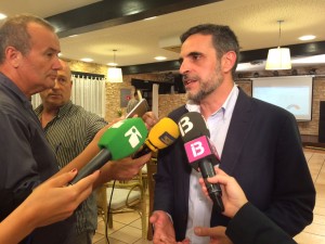 José Vicente Marí Bosó, atendiendo a los medios en la noche electoral.