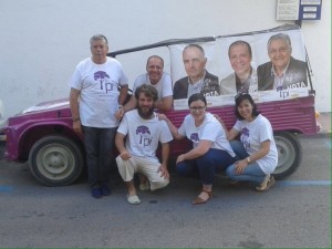 La lista electoral del PI a Sant Antoni posa junto al vehículo