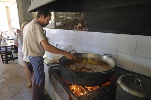 Miquel, en el restaurante 'El Bigotis' de Cala Mastella.