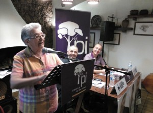 Carmen Tur en su discurso de final de campaña. 