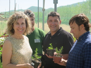 La candidata del PP, Neus Marí, durante su visita al vivero