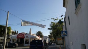 Imatge de la pancarta ubicada a l'entrada del poble de Jesús.