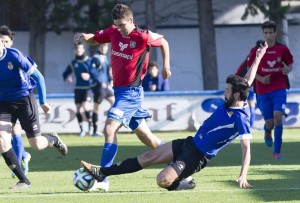 Górriz trata de marcharse de un rival en un lance del partido. Foto: Xabi (noticiasdenavarra.com)