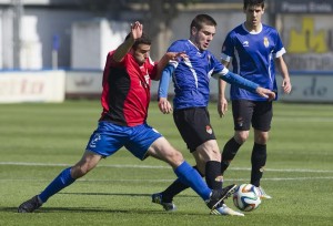 Bernal estira la pierna para recuperar robar un balón. Foto: Xabi (noticiasdenavarra.com)