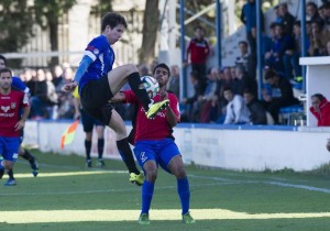 Mourad lucha con un rival para hacerse con un balón dividido. Foto: Xabi (noticiasdenavarra.com)