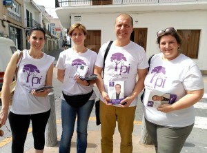 Juanjo Ferrer, esta mañana, con diferentes compañeras de la formación.