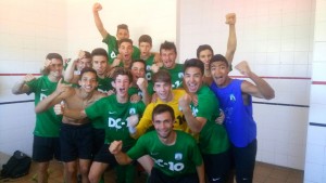 Imagen de los jugadores del Sant Jordi en vestuario celebrando la salvación