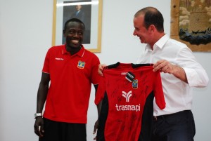 Los jugadores entregaron al presidente Jaume Ferrer una camiseta firmada. 