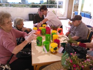 Imagen de archivo de un taller de reciclaje para la tercera edad celebrado en Cas Serres.