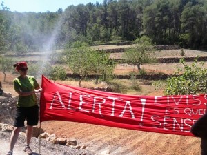 Una pancarta alerta del perill de quedar-se sense aigua en Eivissa.