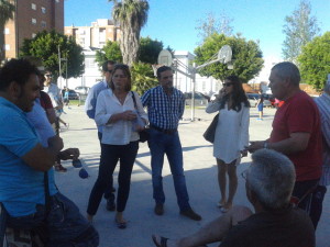 Virginia Marí charlando con algunos vecinos en plena campaña electoral.