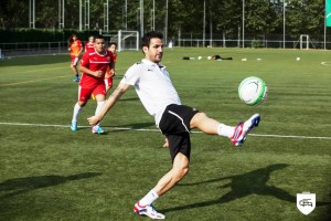 El futbolista internacional del Chelsea en un campus de la Cesc Fàbregas Academy. 