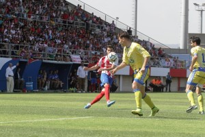 Una imagen del partido de la primera eliminatoria de ascenso con la grada repleta de público.