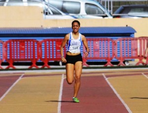 Sara Vivares logró dos medallas de oro en los 200 y 400 metros vallas juvenil.