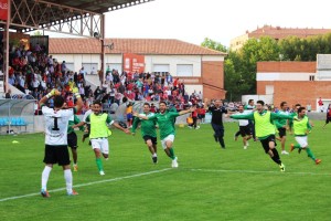 Los jugadores del Sanluqueño celebran su clasificación en la tanda de penaltis.