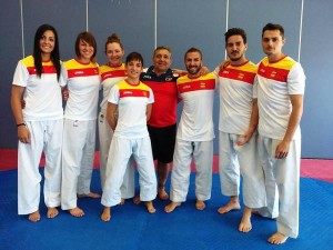 Irene Colomar y Cristina Ferrer, junto al resto de participantes españoles en karate. Foto: RFEK