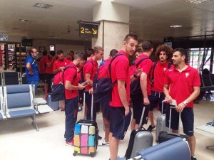 La expedición del Algeciras aterrizó este sábado por la tarde en Ibiza. Foto: Twitter