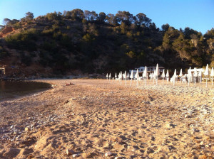 El Consistorio intenta averiguar si se ha vertido tierra en Cala Molí para ampliarla de forma artificial. Imagen de la la playa del lunes por la tarde.